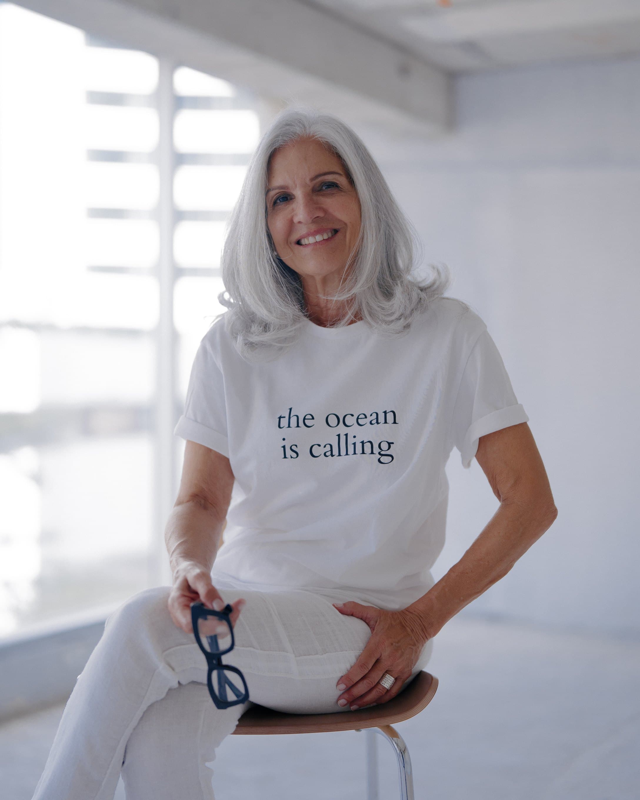 Retrato de Ofelia Méndez con la camiseta the ocean is calling