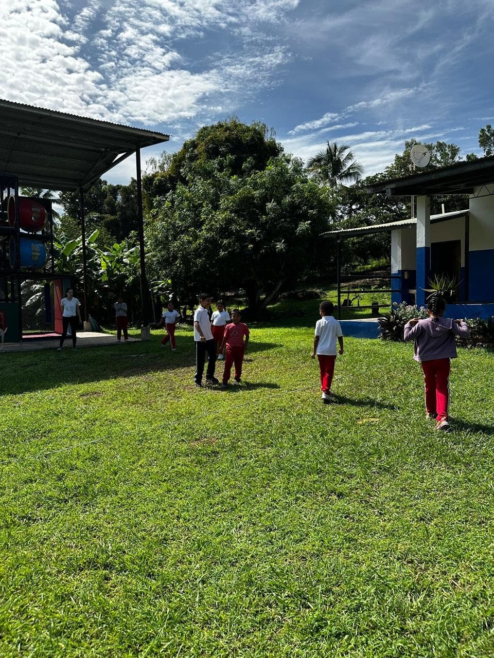 Actividad al aire libre en una escuela costera