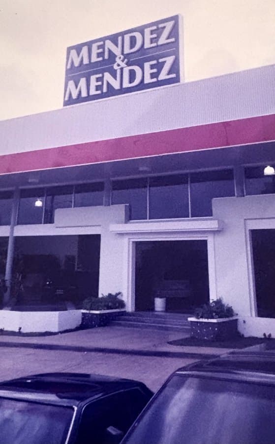 Entrada del concesionario Méndez y Méndez con su letrero azul característico