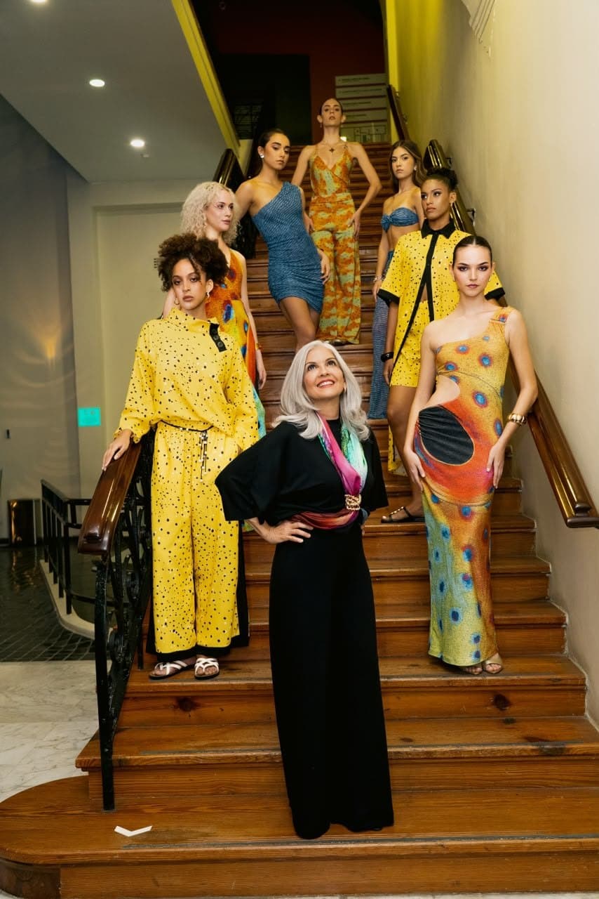 Ofelia Mercedes Méndez con las modelos de la nueva línea en la escalera del Museo del Canal de Panamá