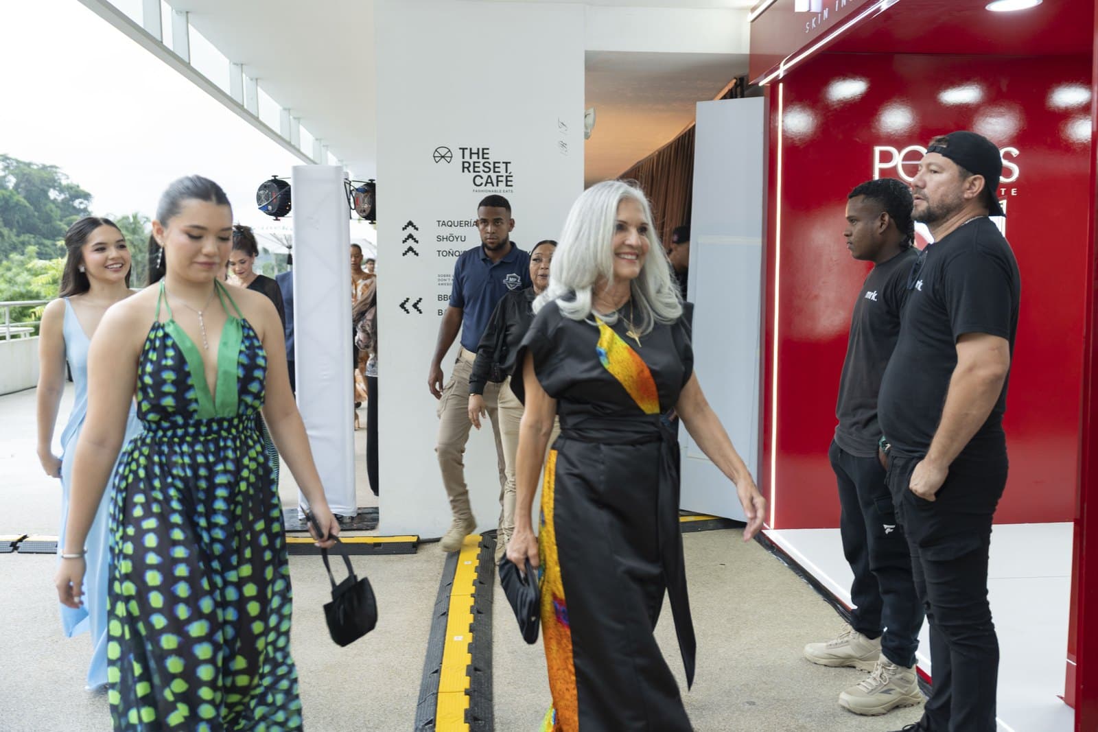 Ofelia Mercedes Méndez junto a una modelo durante un desfile de la marca