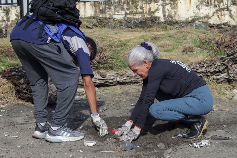 Ofelia Mercedes Méndez recogiendo residuos plásticos del suelo durante una jornada de limpieza